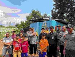 Medan Sulit Tak Halangi Polresta Banyuwangi Salurkan Air Bersih ke Desa Terpencil