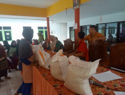 Dinsos Jember melalui Pemdes Langkap kecamatan Bangsalsari Jember membagikan beras 10 kg sebanyak 771 orang