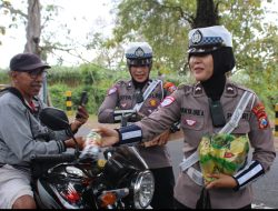 Polwan Polres Bondowoso Berbagi Minuman dalam Antrian BBM di SPBU