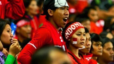 Suporter Indonesia memberi dukungan dalam pertandingan internasional sepak bola.
