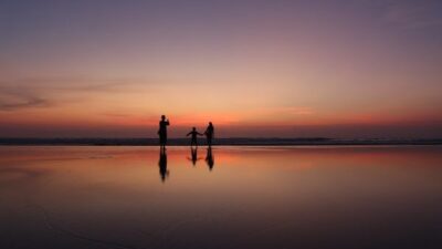 Paket Libur Keluarga Sekitar Medan: Pilih Pantai Cermin, Danau Siombak, atau Bukit Lawang?