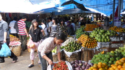 Suasana Pasar Buah Berastagi untuk rute wisata kuliner dan rekreasi Medan