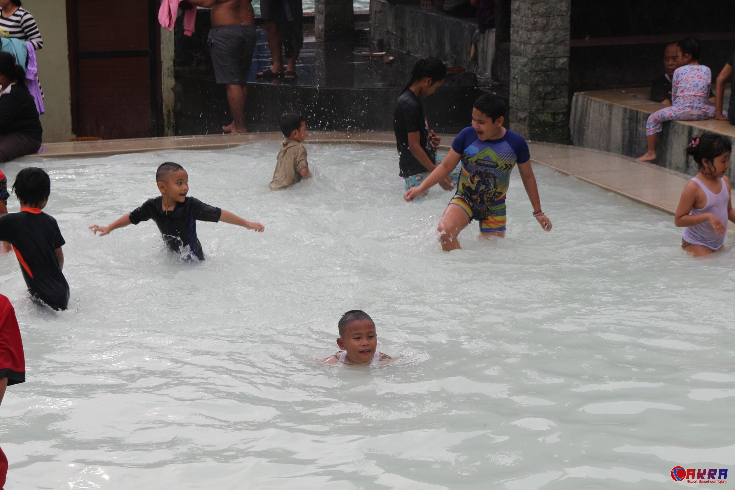 Suasana kolam pemandian Lau Sidebuk-debuk untuk wisata keluarga