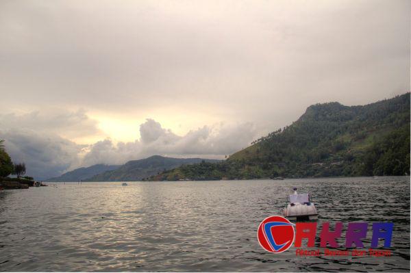 Panorama senja di kawasan Danau Toba untuk rute sunset dekat Medan
