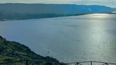 Panorama Danau Toba dari Bukit Senyum Motung saat sore hari