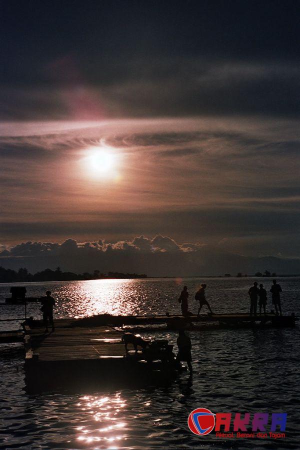 Panorama senja Danau Toba untuk rute sunset dari Medan