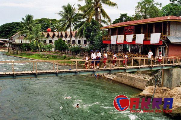 Suasana sungai dan jembatan gantung di kawasan alam Bukit Lawang