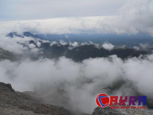 Panorama pegunungan berkabut di Sumatera Utara untuk rute healing sekitar Medan