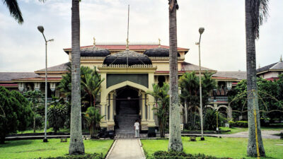 Tampak depan Istana Maimun sebagai ikon tempat wisata di Medan