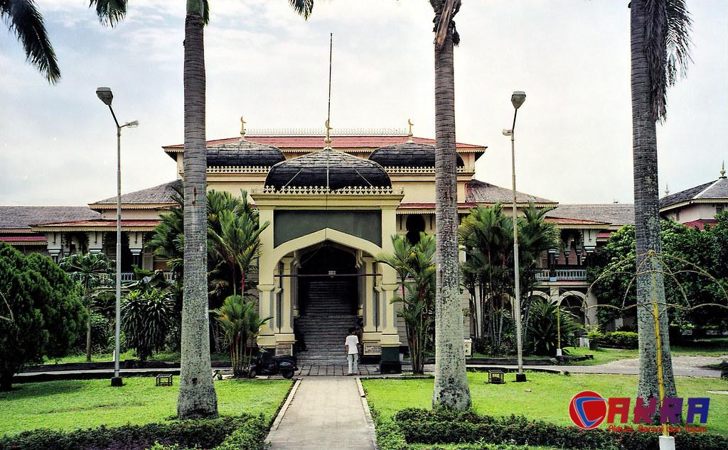 Tampak depan Istana Maimun sebagai ikon tempat wisata di Medan