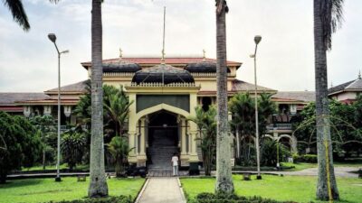 Istana Maimun Medan dengan jalur taman, salah satu tempat wisata di Medan
