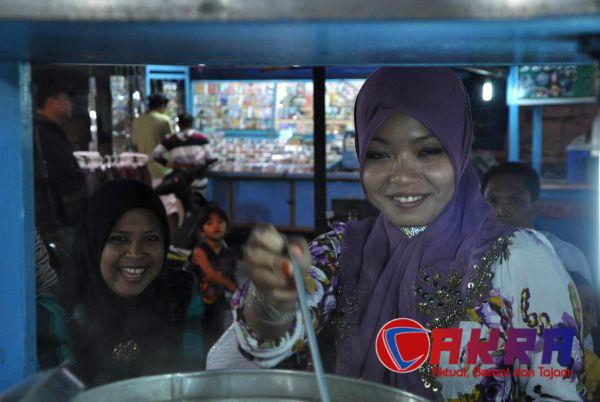 Suasana jalan malam untuk rute wisata kota