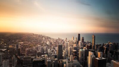 Keluarga menikmati senja di tepi perairan sekitar Medan | Sumber: Lorem Picsum (unsplash photos)