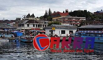 Peserta open trip di tepi Danau Toba
