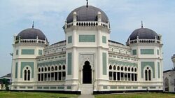 Aktivitas pagi keluarga di ruang terbuka Medan