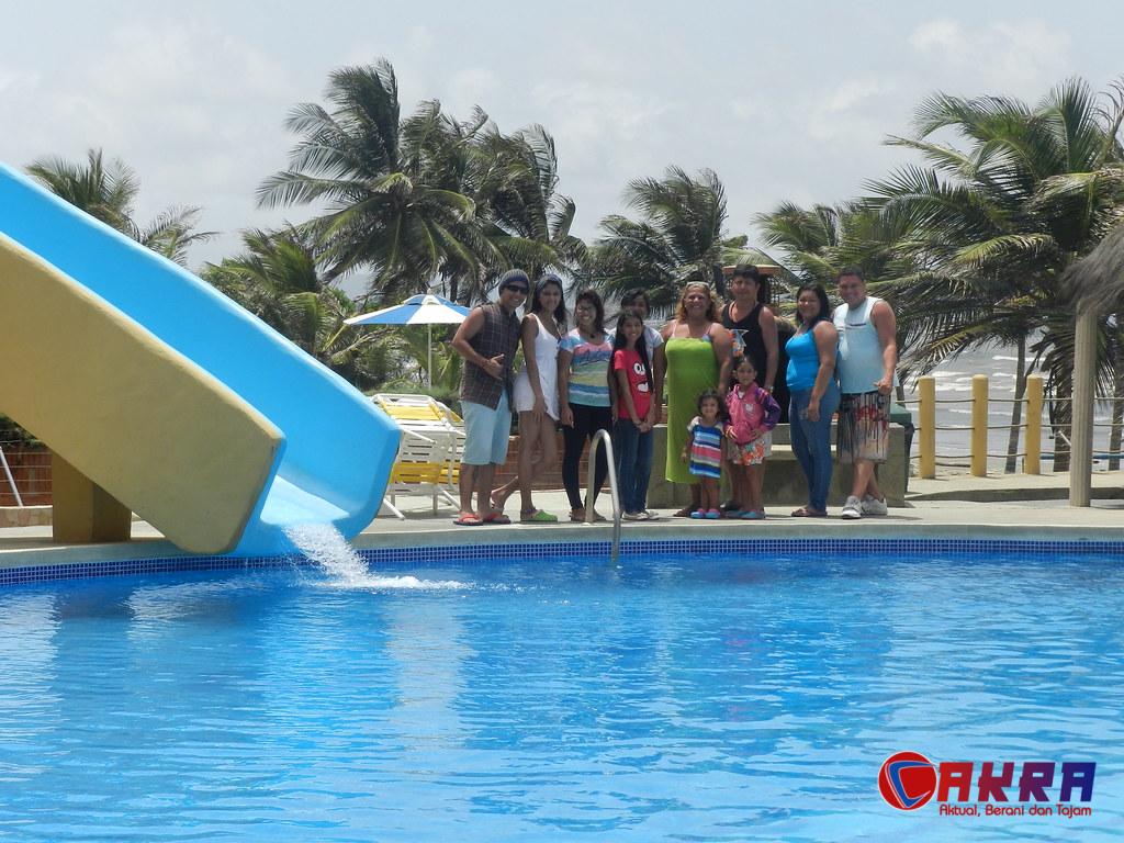 Keluarga di area kolam rekreasi