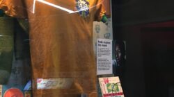 Jersey sepak bola klasik dalam display museum