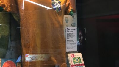 Jersey sepak bola klasik dalam display museum