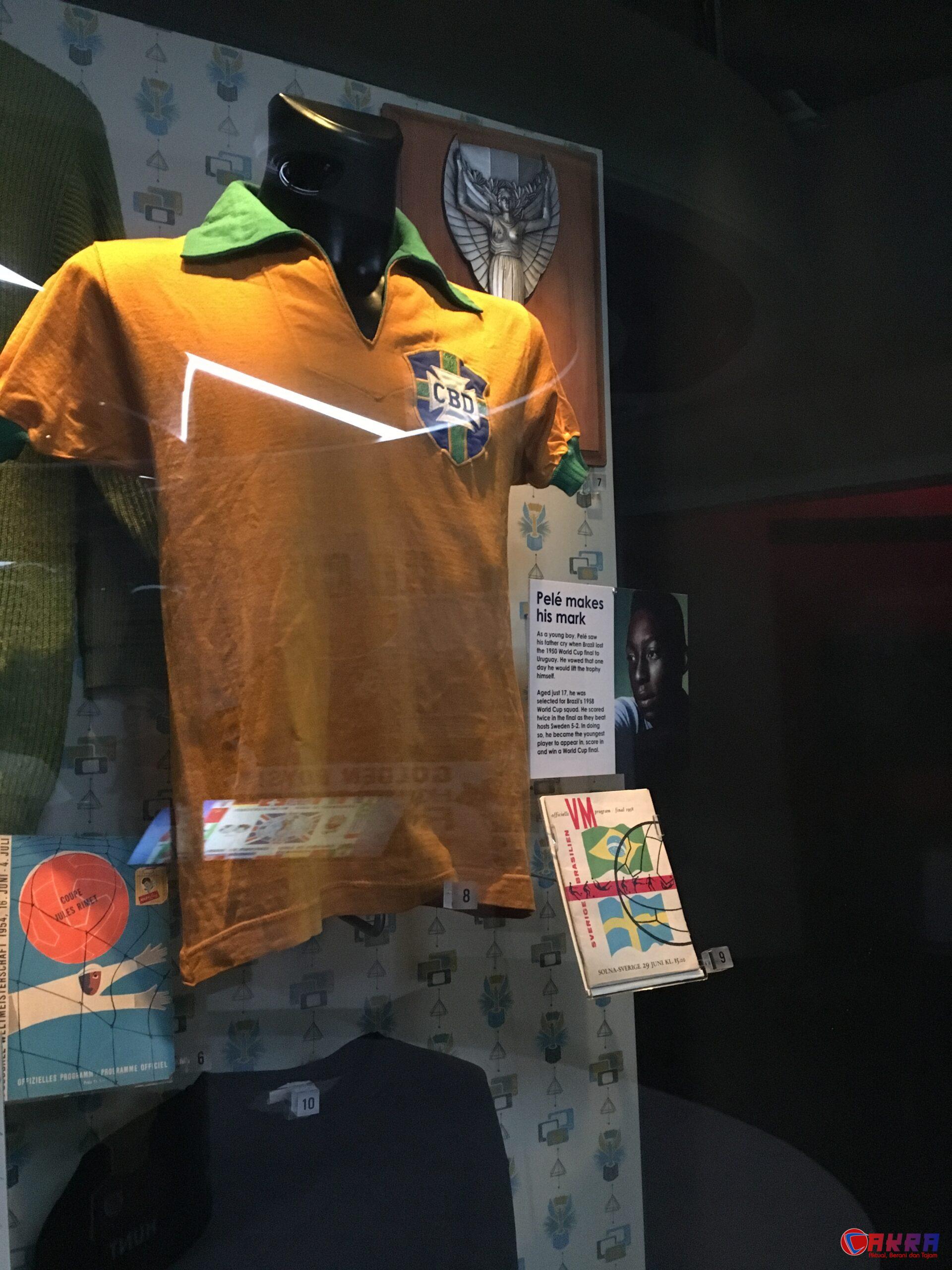 Jersey sepak bola klasik dalam display museum