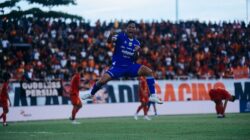 Foto aksi pemain Persib Bandung dalam laga Super League