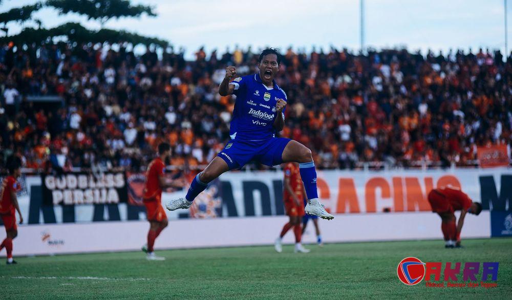 Foto aksi pemain Persib Bandung dalam laga Super League